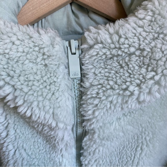 ALO Yoga ‘Streetside’ Foxy Sherpa - Picture 2 of 8